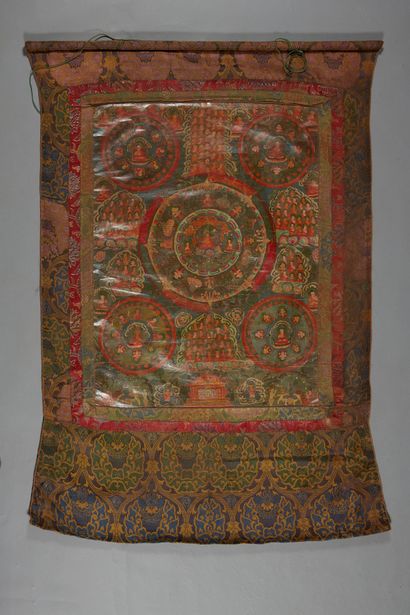 null Thangka Mandala polychrome et tissu peint.

Tibet.

131 x 89 cm