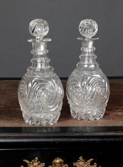 null A pair of molded crystal decanters with interlacing decoration.

Height : 29...