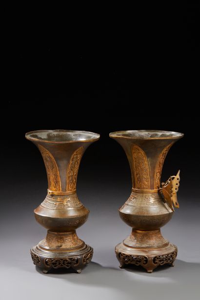 null Paire de vases en bronze de forme évasée à décor de motifs stylisés dans des...