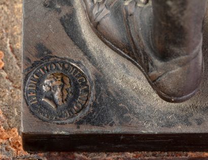 null Statuette en bronze à patine brune représentant une femme drapée à l'Antique.

XIXe...