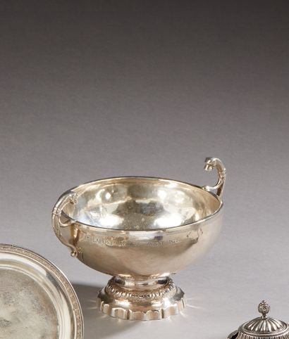 null BEAUNE 1790

Silver wedding cup with two handles, engraved J. LAPOSTOLET de...
