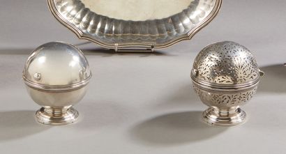 null PARIS 1740 - 1741

Soap ball and its sponge ball in silver, hinged and opening...