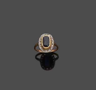 null Yellow gold and white gold ring 18 k (750 thousandths) set with an oval sapphire...