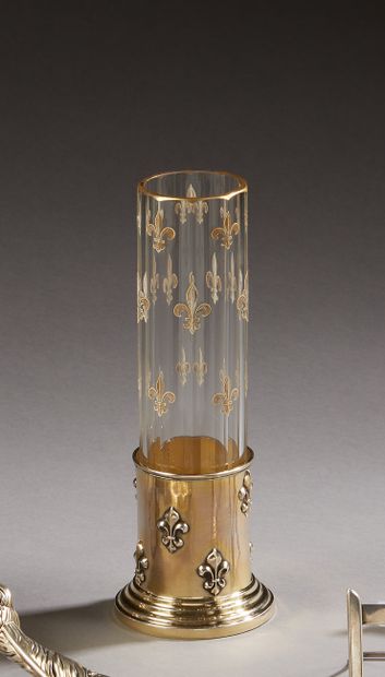 null Vase en cristal à pans coupés à décor de fleurs de lys blanches et dorées, la...