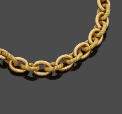 null Necklace in yellow gold 18 k (750 thousandths) with fluted alternating links.

Weight...