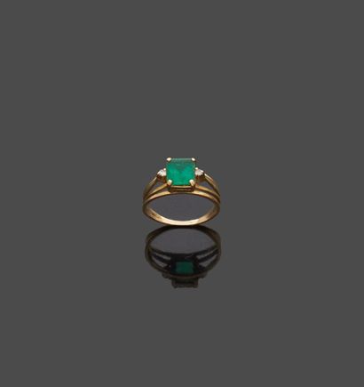 null Ring in yellow gold 18 k (750 thousandths) set with an emerald.

Gross weight:...