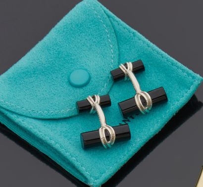 null TIFFANY & Co

Pair of silver and onyx cufflinks.

Signed.

Gross weight : 10,4...