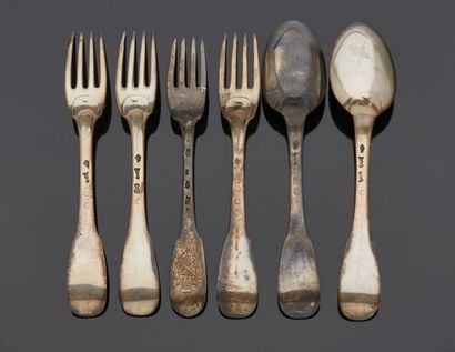 null Four forks and two spoons in silver, not matching.

18th century

Weight : 455...