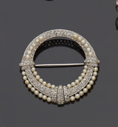 null 
Broche ronde en or gris 18 k (750 millièmes) et platine sertie de diamants...