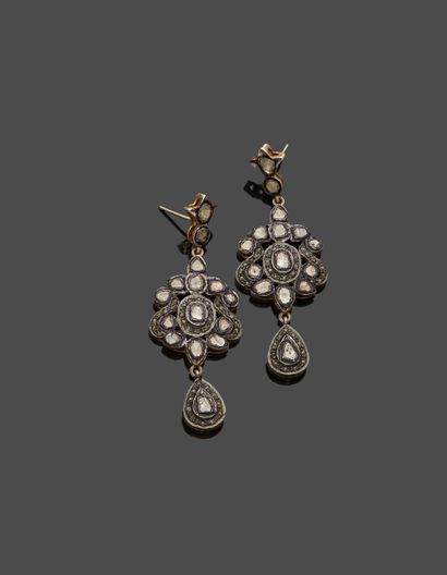 null Pair of silver earrings set with diamonds, ending with a pendant.

Gross weight...