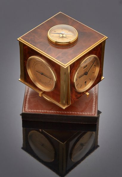 null HERMES - Desk clock, cubic shape in brass, tortoiseshell lacquered, pivoting...
