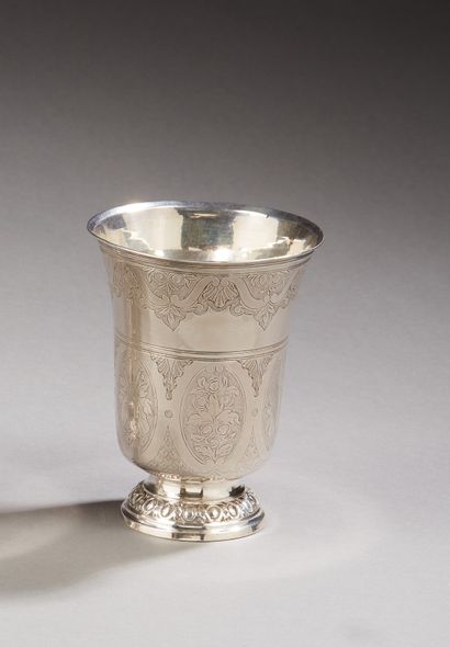 null PARIS 1779 - 1780

Timbale tulipe en argent reposant sur un piédouche mouluré...