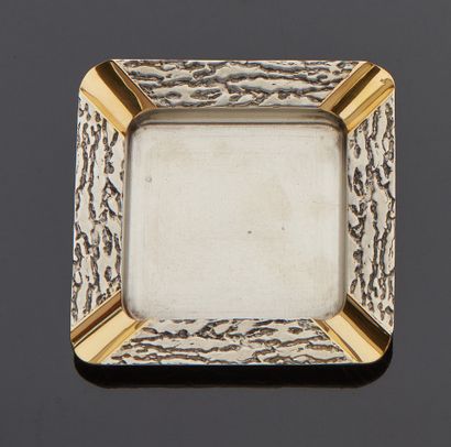 null BOUCHERON Paris

Square silver ashtray, the corners in gold and the edges in...