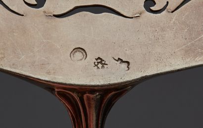 null PARIS PROBABLY 1789

Silver pie server, twisted gadroons extend the wooden handle...