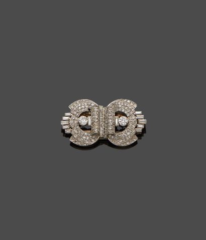 null 
Pair of corsage clips forming a brooch in 18 k (750 thousandths) white gold,...