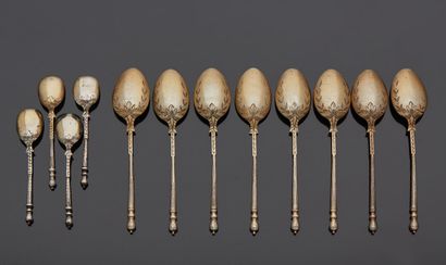 null Set of eight small vermeil spoons with engraved decoration of foliage, 4 salt...
