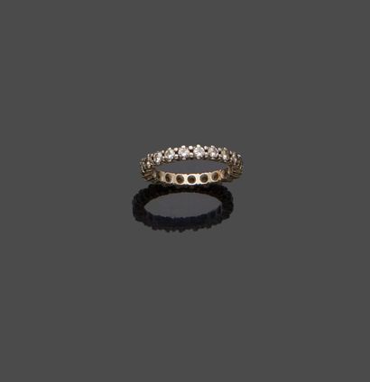 null American wedding ring in white gold 18 k (750 thousandths) set with diamonds.

Turn...