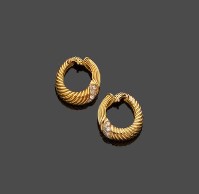 null Pair of 18 k (750 thousandths) yellow gold ear clips in the shape of a cornucopia...