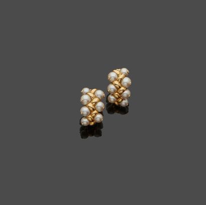 null Pair of ear clips in yellow gold 18 k (750 thousandths) set with cultured pearls,...