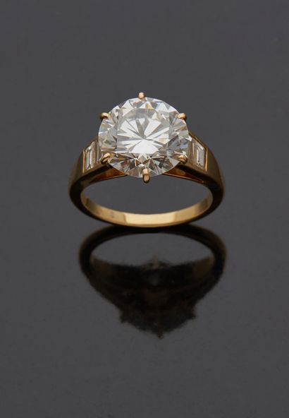 null Bague solitaire en or jaune 18 k (750 millièmes) sertie d'un diamant de 8,01...