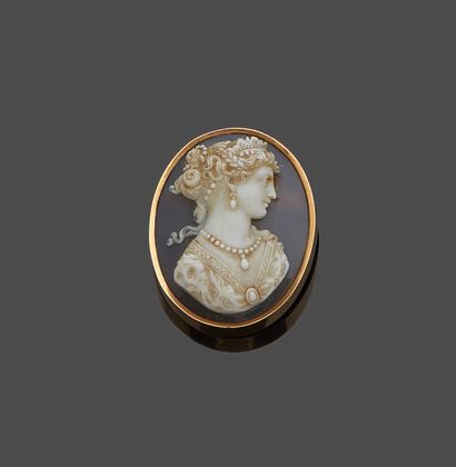 Oval cameo brooch agate, engraved of a profile...