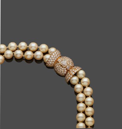 null Necklace of pearls of culture double row choker, clasp in the shape of knot...