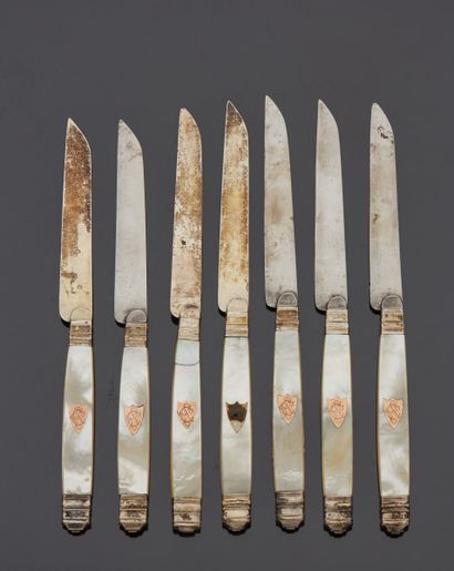 null Eight dessert knives, four steel blades and four silver blades, mother-of-pearl...