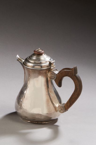 null LILLE 1782 - 1783

Silver marabou pot, the body and the smooth spout extended...