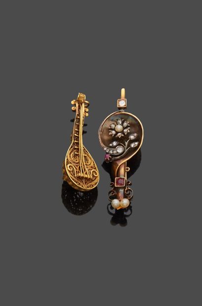 Brooch musical instrument out of yellow gold...