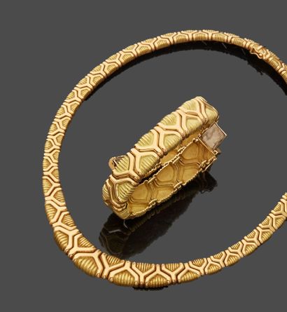 null Set in yellow gold 18 k (750 thousandths) with decoration of godrons in Y including:...