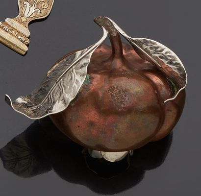 null 
GORHAM & Co




Saltcellar in the form of a leafy pomegranate in copper and...