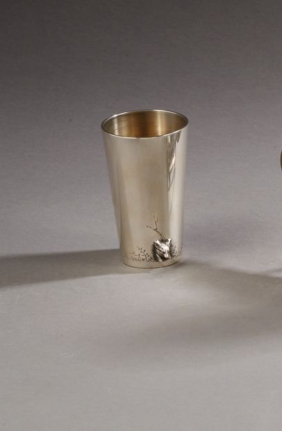 null Silver hunting cup, the body decorated with a fox appearing to emerge from the...