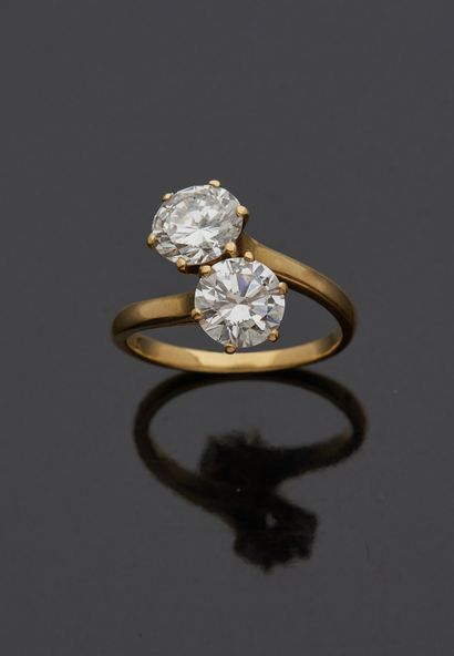 null Bague toi et moi en or jaune 18 k (750 millièmes) sertie de deux diamants respectivement...