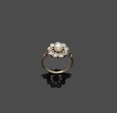 null Platinum ring set with a probably fine pearl surrounded by rose-cut and old-cut...