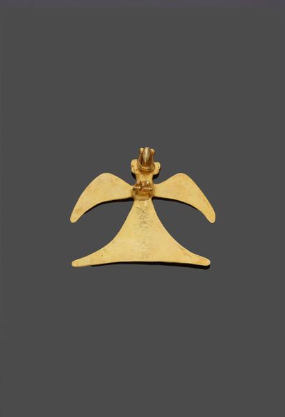 null Pendant in yellow gold 9 k (375 thousandths) in the shape of stylized eagle.

Central...