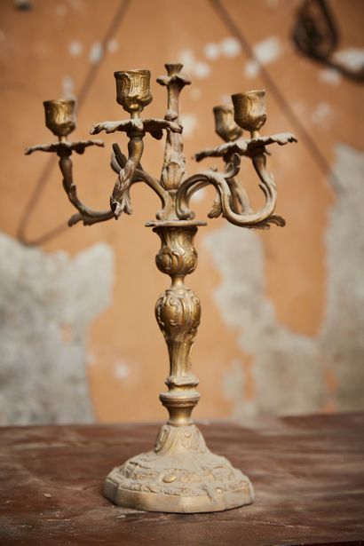 null Candélabre à quatre bras de lumière en bronze.

Style Louis XV (manque un binet...