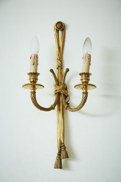 null A pair of bronze "ribbon" sconces with two arms.

Louis XVI style

Height :...