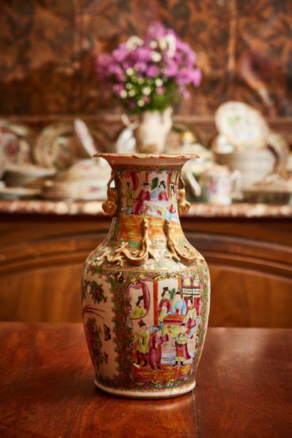 
Vase en porcelaine de Canton à décor polychrome...