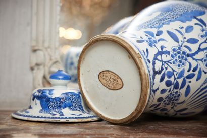null 
CHINE - XVIIIe siècle




Paire de potiches en porcelaine décorée en bleu sous...