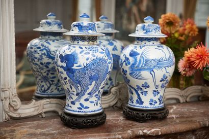 null 
CHINE - XVIIIe siècle




Paire de potiches en porcelaine décorée en bleu sous...