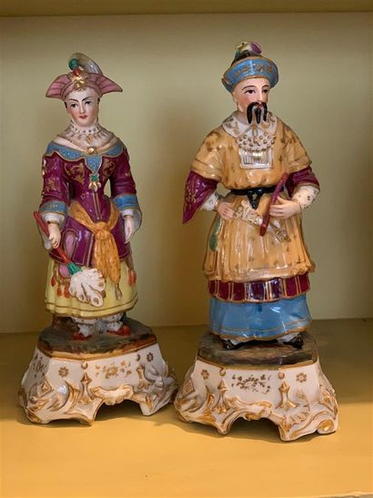 null Paire de flacons statuettes en porcelaine à décor émaillé polychrome et doré...