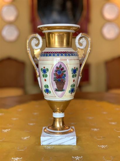 null Vase de forme Médicis en porcelaine polychrome et dorée à décor de fleurs, anses...