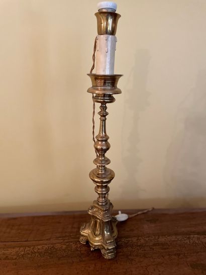 null Candélabre en bronze doré à quatre bras de lumière à décor d'une colonne cannelée...