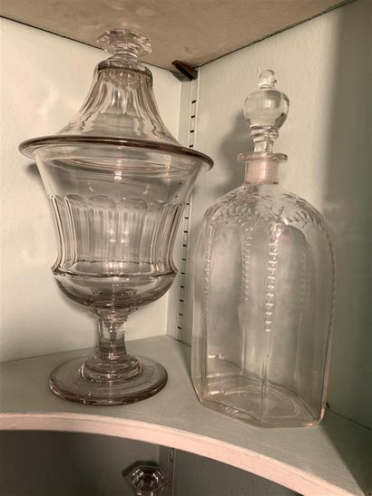 null Vase couvert en verre soufflé taillé à pans et une carafe

XIXe siècle

Provenance...
