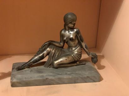 null Statuette en bronze argenté représentant une danseuse assise, base en marbre...