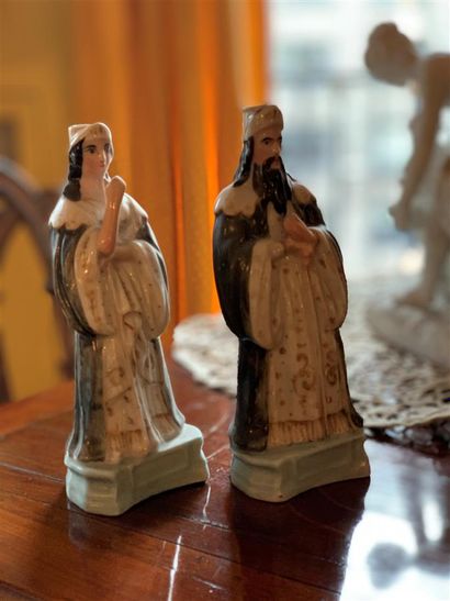 Deux flacons statuettes en porcelaine à décor...