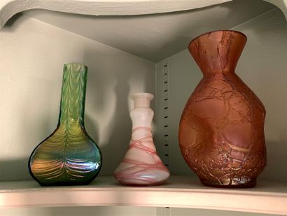 Trois petits vases en verre irisé 
Circa...