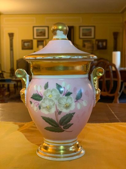 null Pot couvert en porcelaine blanche à décor de motifs floraux violets et verts...