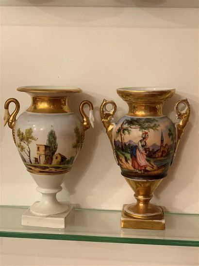 null Deux vases en porcelaine polychrome et dorée de forme balustre, l'un à décor...
