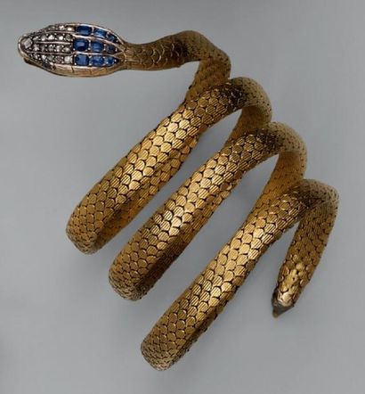 null Bracelet serpent en or jaune formant trois anneaux, la tête ornée de quatre...